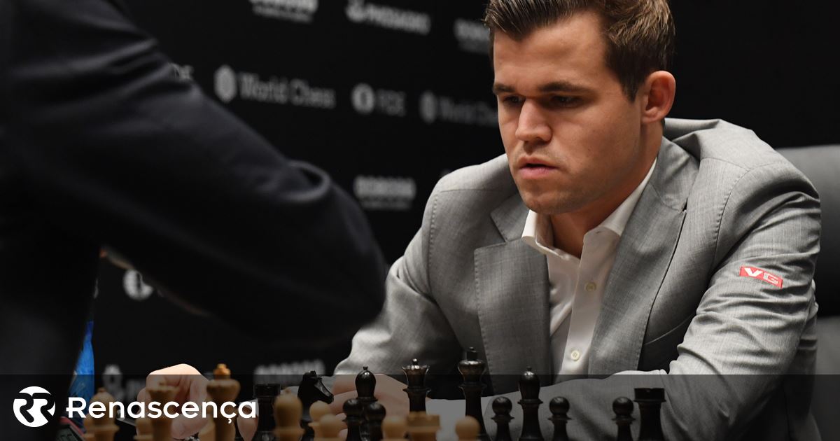 O mestre de xadrez Magnus Carlsen enfrenta uma partida de 140.000 jogadores