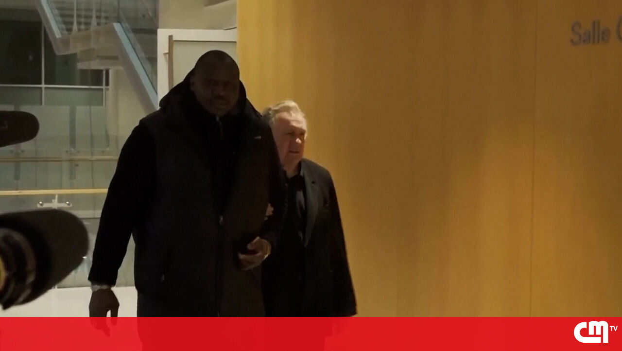 O momento em que Gérard Depardieu deixou o tribunal para agressão sexual – vídeo
