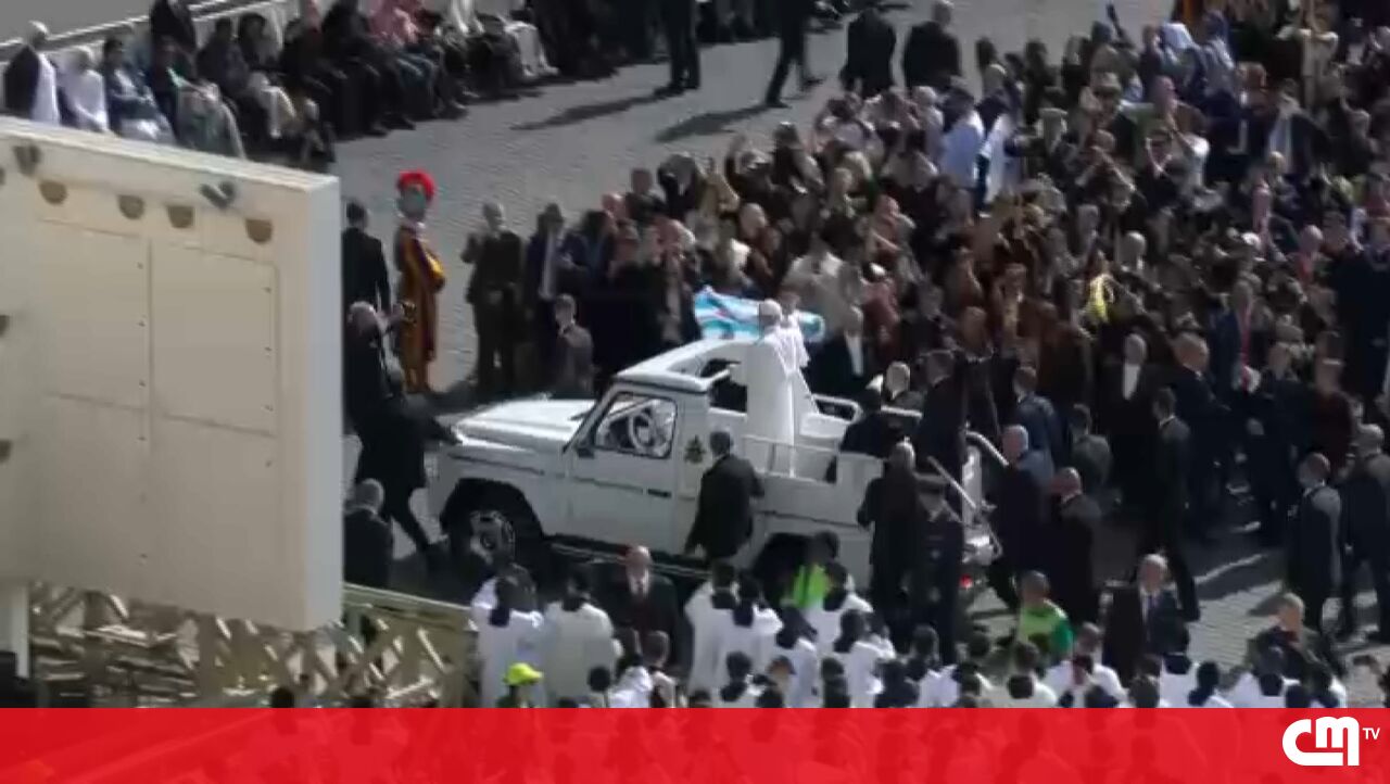 O momento em que o Papa Leo chega de Papama Bill à Praça de São Pedro no Vaticano – Vídeo