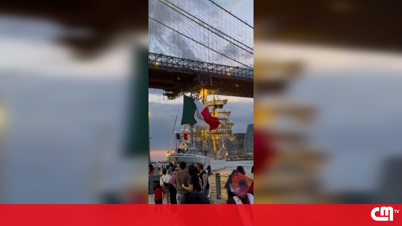 O momento em que o navio naval mexicano colidiu com a Ponte do Brooklyn em Nova York – Vídeo