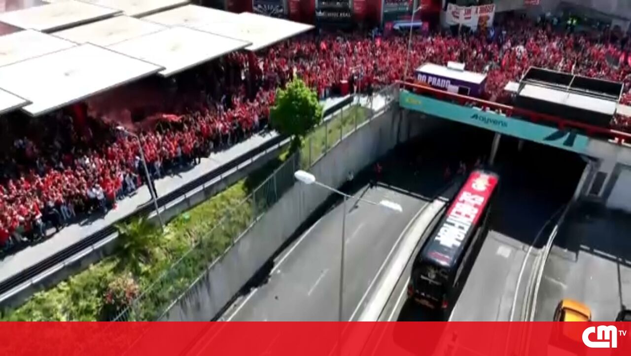 O ônibus do Benfica chega a Estádo Daluz – Vídeo
