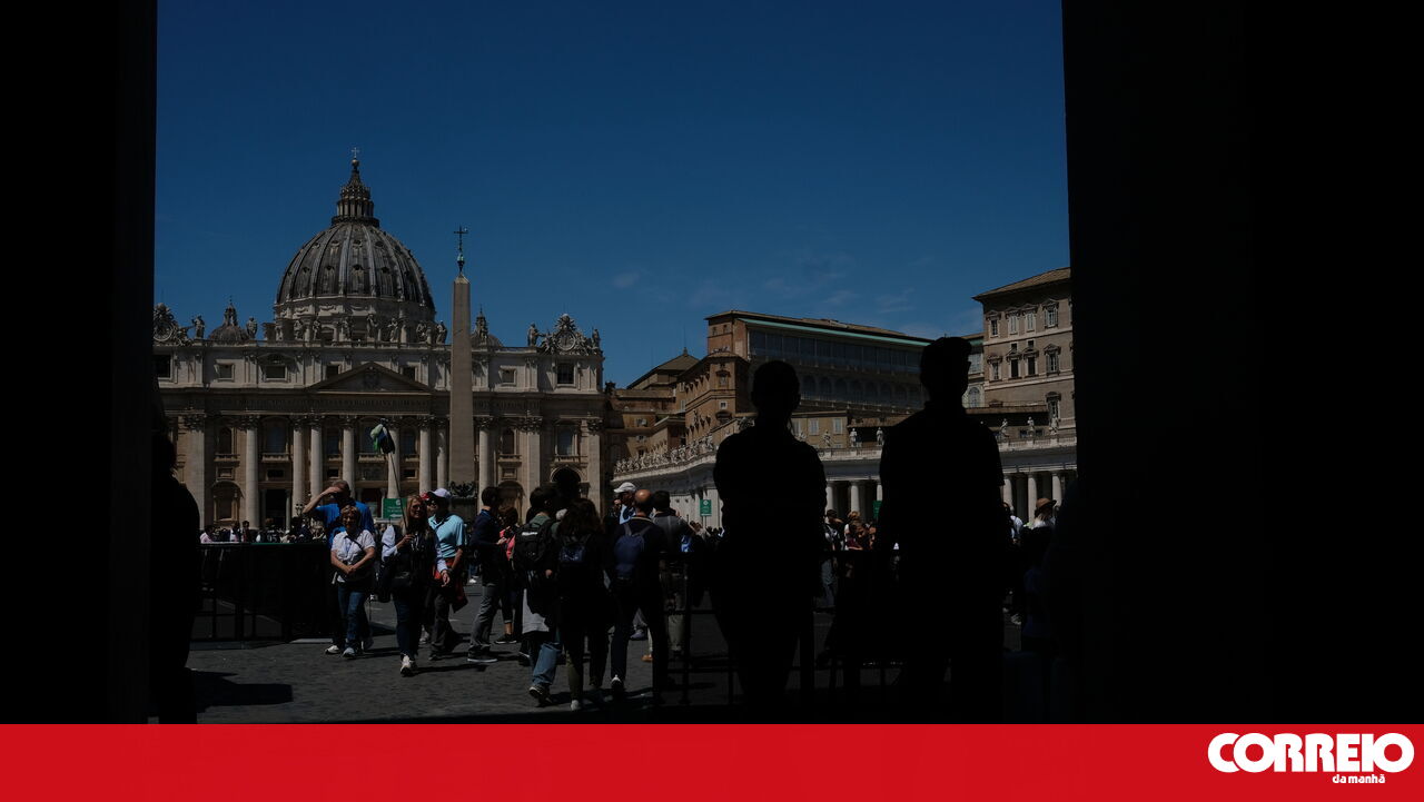 O papa vem do PapaMobile e cumprimenta os crentes antes da missa de amanhã