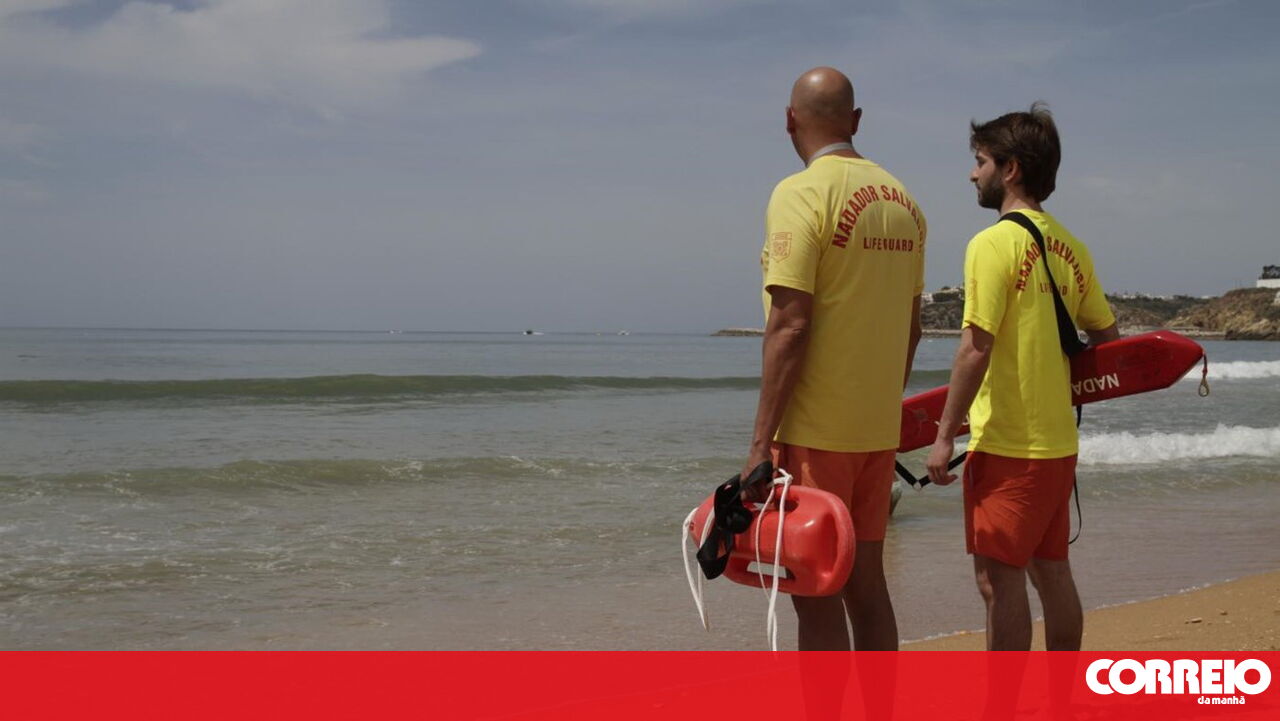 O recrutamento precoce e os resgatadores estrangeiros 'salvam' dos nadadores Algarve revendedores – Sociedade