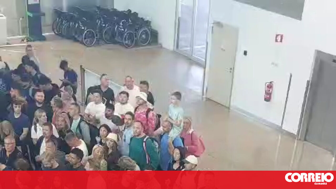 O sistema lento leva a centenas de pessoas que se reúnem no aeroporto de Faro-Portugal