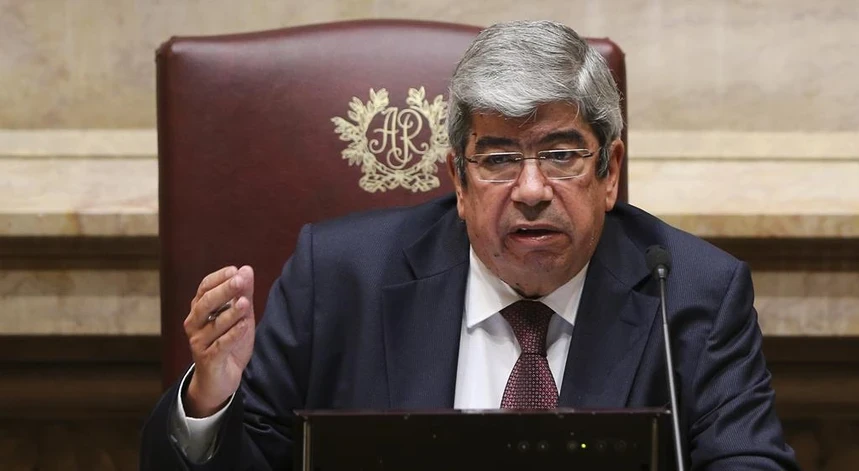 “Oponha -se ao valor de abril”. Ferro Rodrigues lembra os perigos da emenda constitucional certa