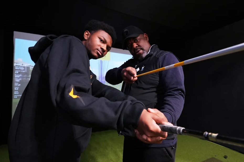 Organizations and companies are working together to introduce black students in Detroit to golf
