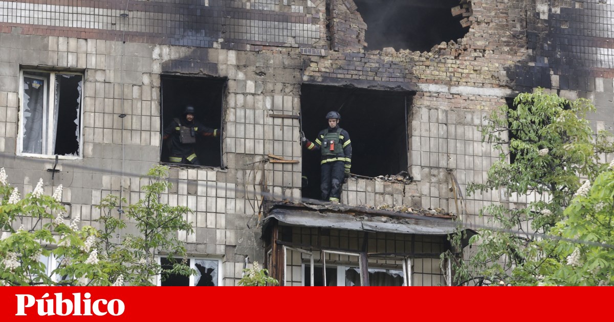 Os ataques aéreos mataram dois homens em Kiev horas antes de Moscou | Guerra ucraniana