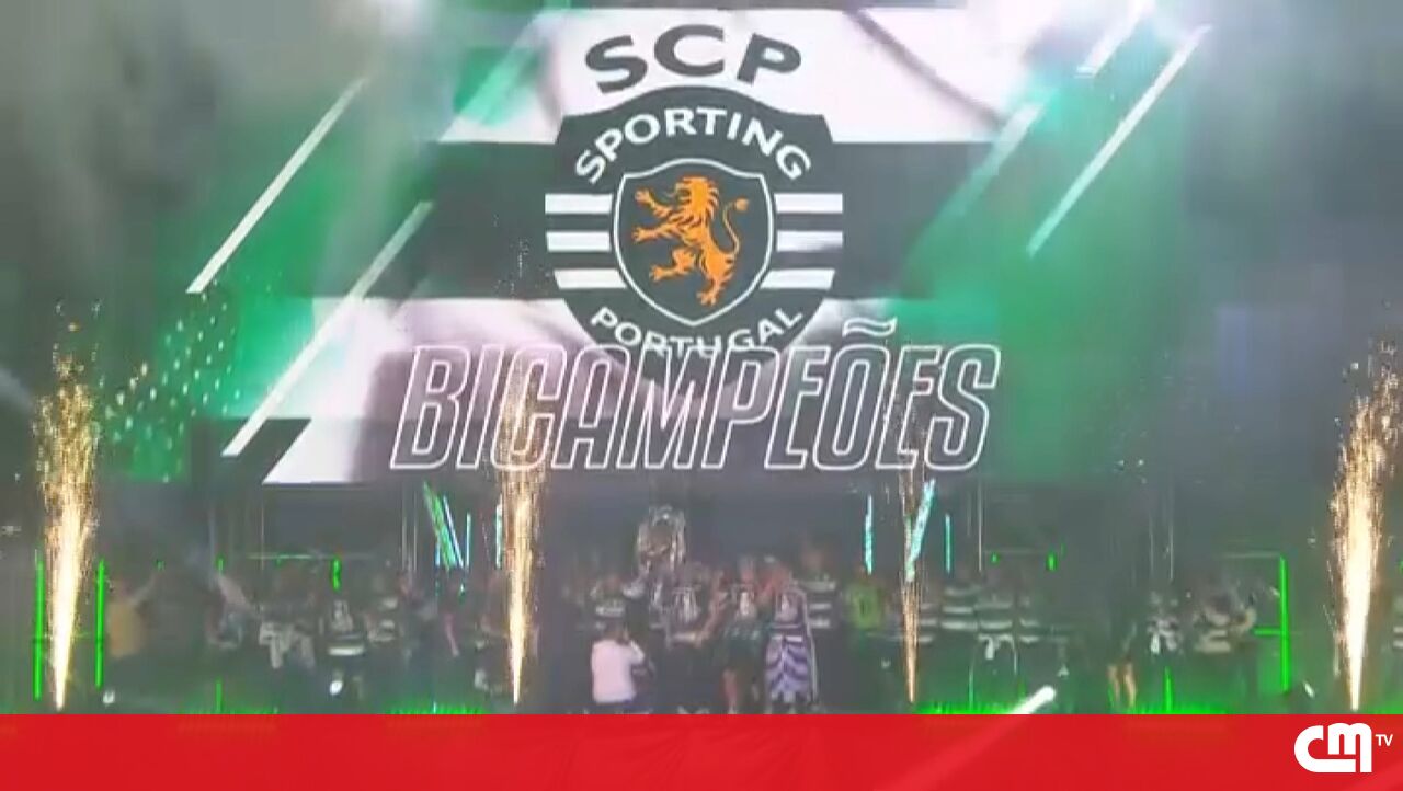 Os atletas esportivos comemoram o campeonato de equipes de tags no palco do marquês – vídeo