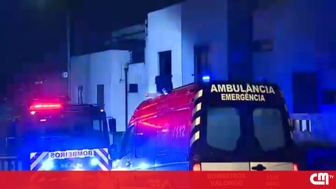 Os bombeiros foram transportados para o hospital devido a “ar quente” no incêndio de moradias em Valono – vídeo
