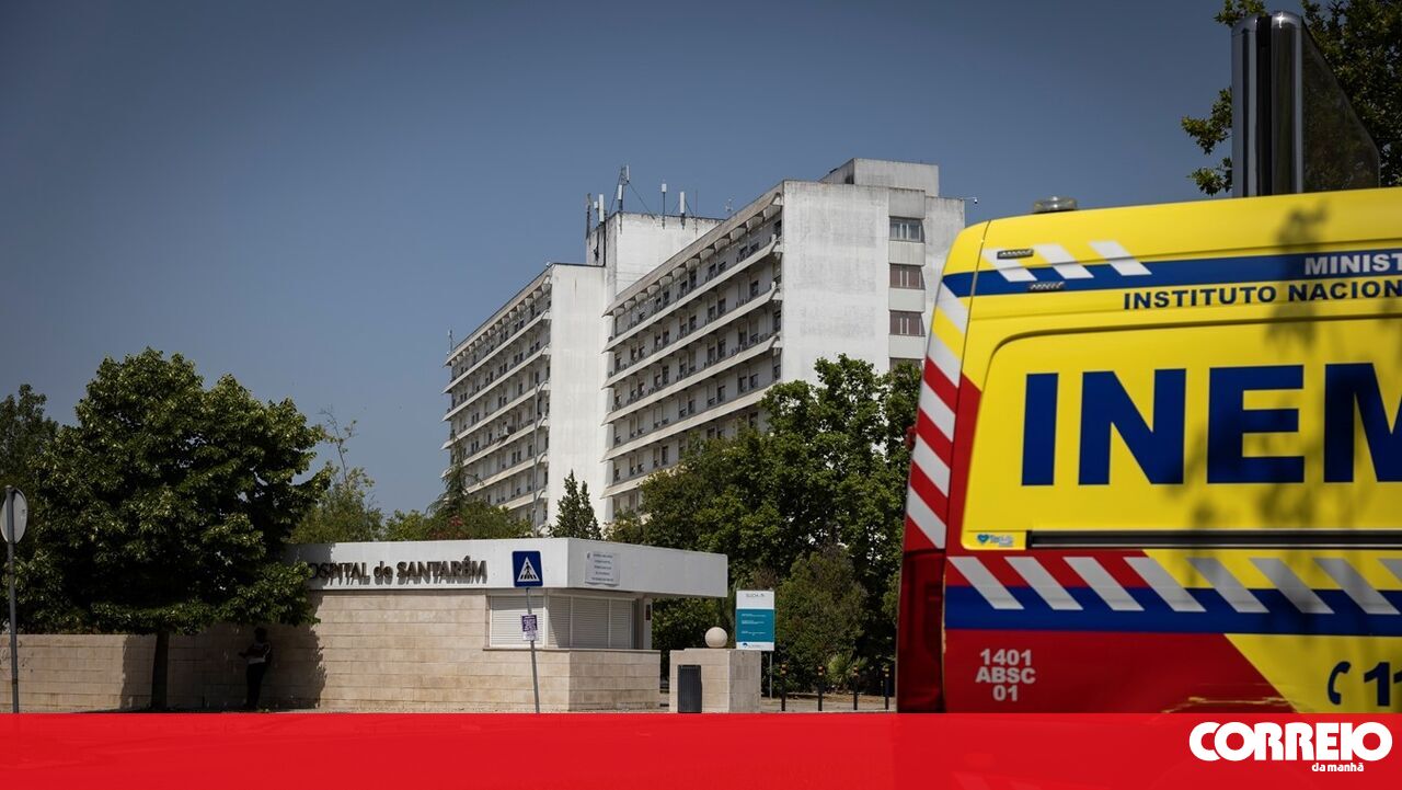 Os colegas de classe competem pelo aluno sufocante da sociedade de Baloídio