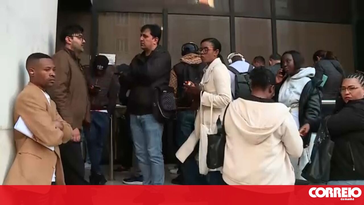 Os imigrantes portugueses esperam dormir na rua para verificar os documentos – sociedade