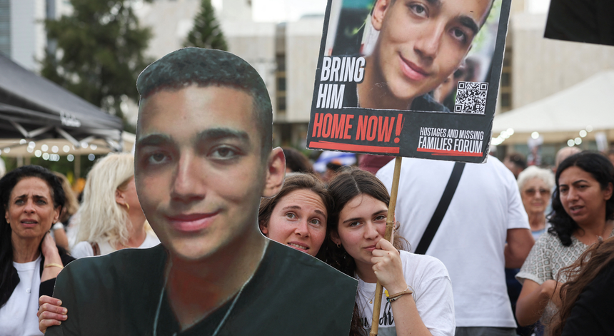 Os reféns israelenses-americanos foram libertados pelo Hamas e foram entregues a tropas isaelitas