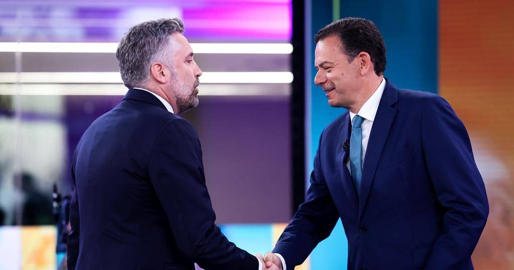 Os rivais políticos, Louis Montenegro e Pedro Nuno Santos compartilham preferências na mesa