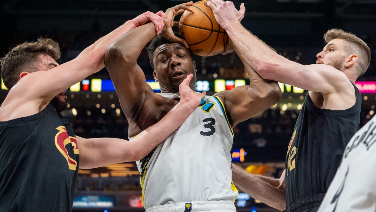 Pacers struggled with full force, zone defense in Game 3