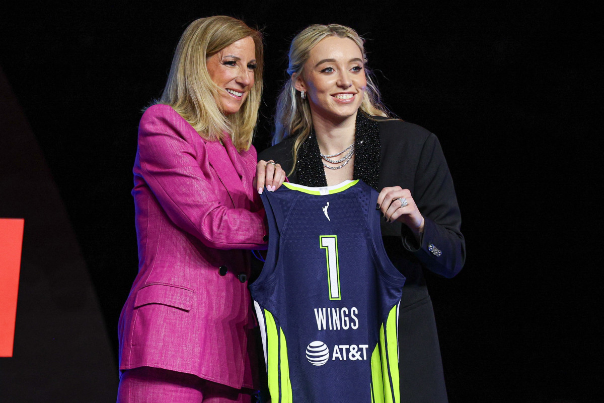 Paige Bueckers' unique gesture after home game at Dallas Wing