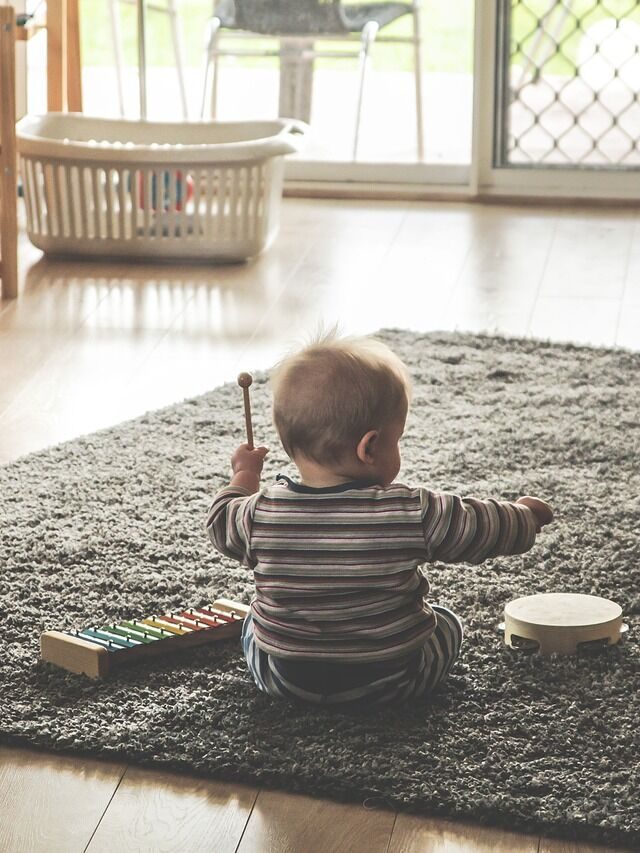 Para brincar com sorrisos, as crianças não precisam de muitos brinquedos