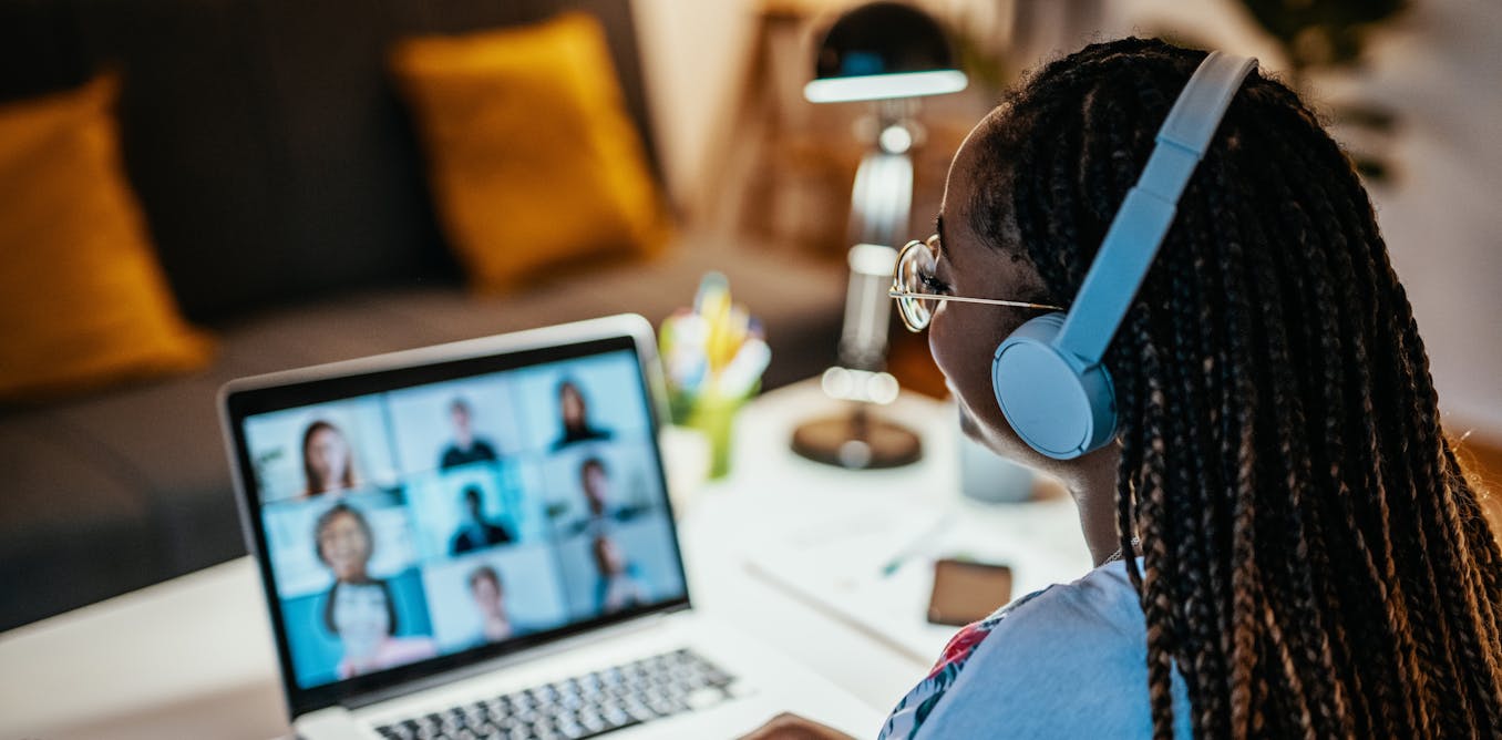 Performing intermittent quizzes reduces achievement gaps and enhances online learning, even in a highly distracting environment