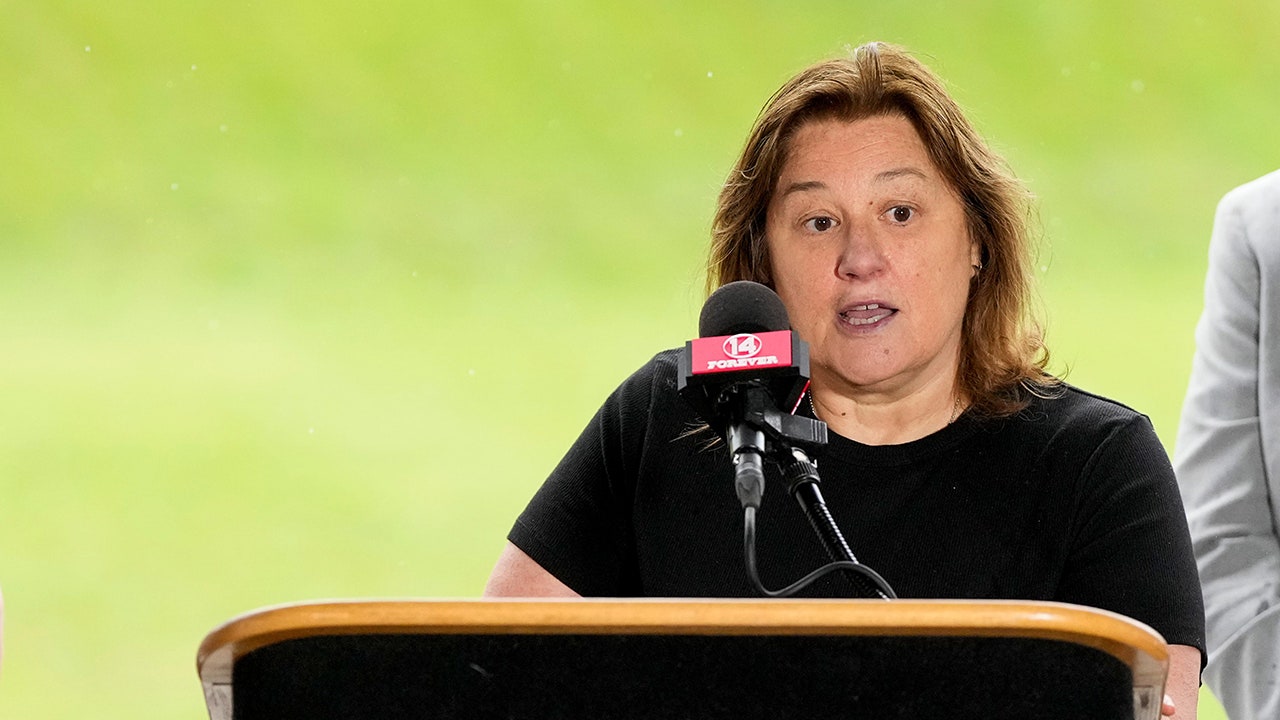 Pete Rose's daughter responds to dad's ban, praising Rob Manfred