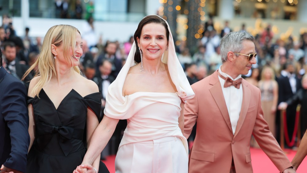 Politics, strict red carpet rules