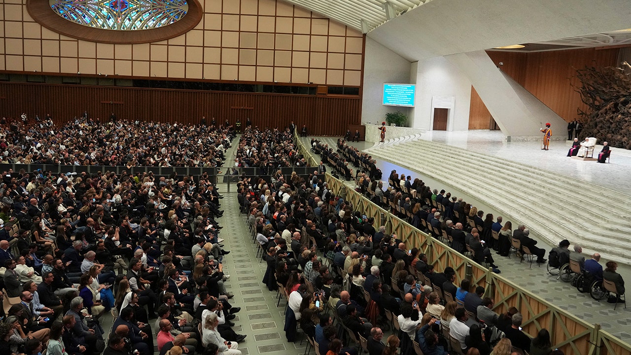 Pope Leo advises journalists and mentions AI challenges at first press conference