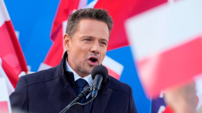 Pro-EU candidate barely leads in Poland's first presidential vote