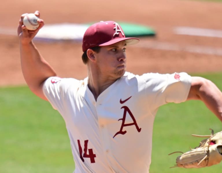 Razorbacks end regular season to beat volunteers 8-4