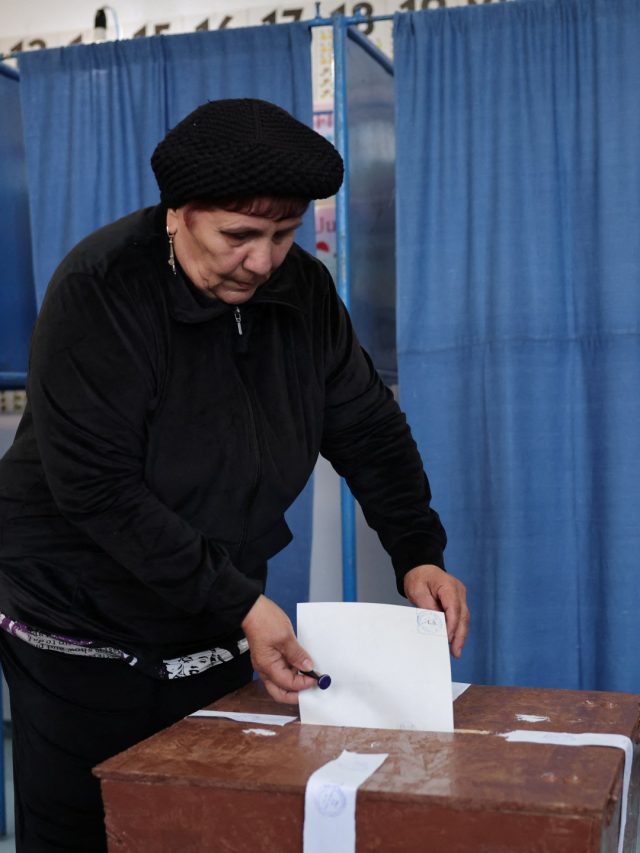 Romanians vote as nervous president lands | Election News