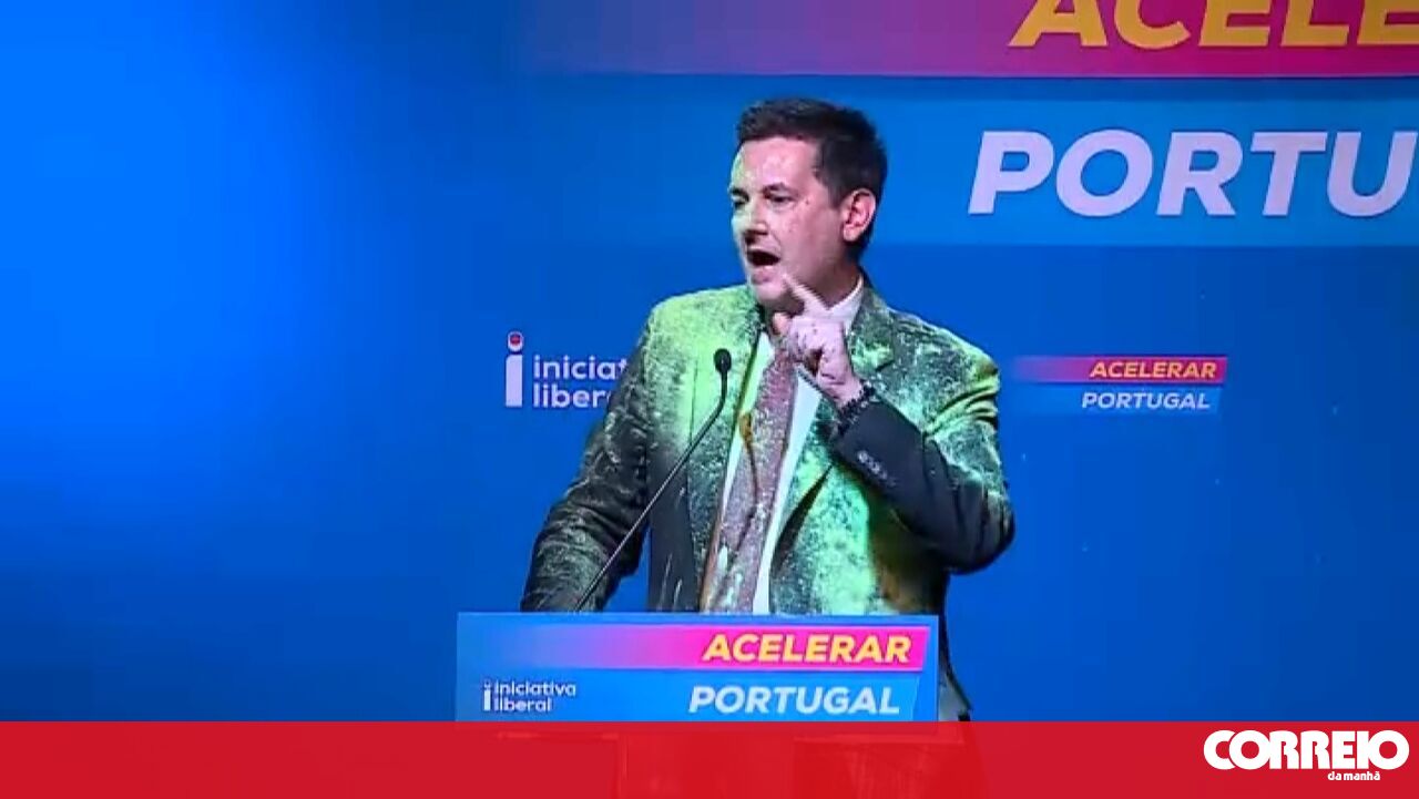 Rui Rocha é atingido por tinta verde durante o Rally de Lisboa – política