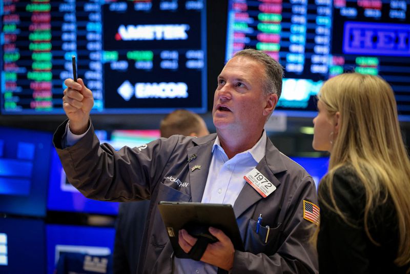 S&P 500 has little gain, investors focus on trade, waiting for data