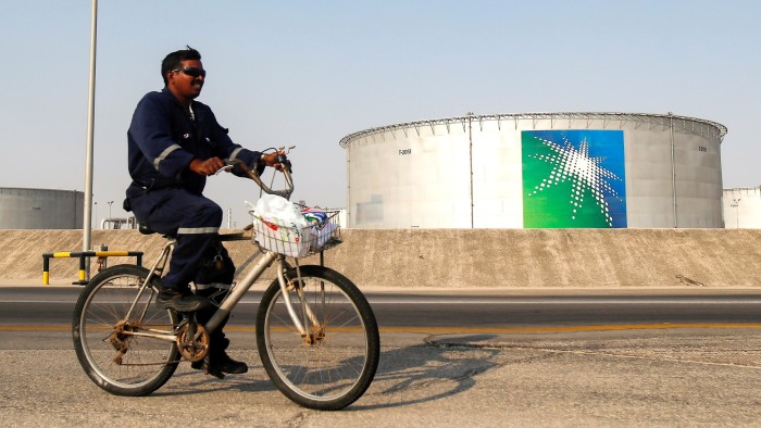Saudi Aramco cuts its dividend by $10 billion