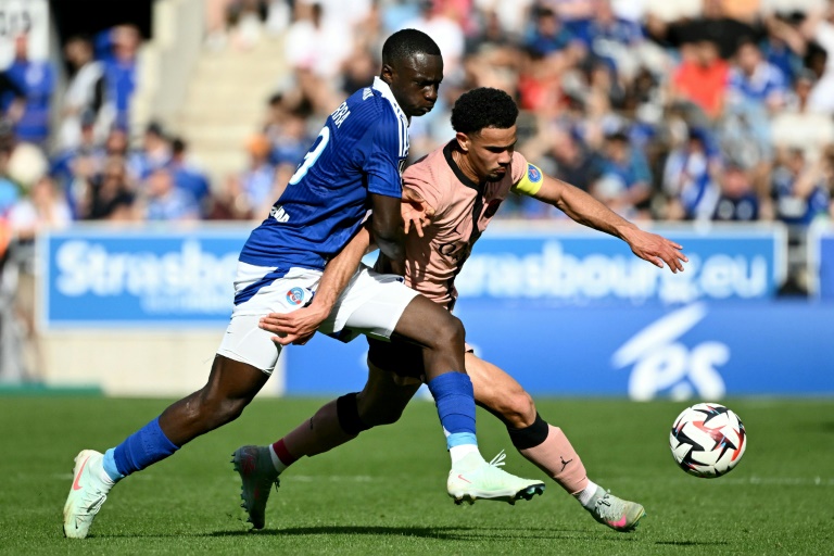 Second-string PSG is defeated by Strasbourg before Arsenal returns to his leg