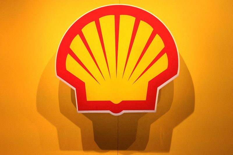 Shell's profit exceeds expectations, buybacks remain stable