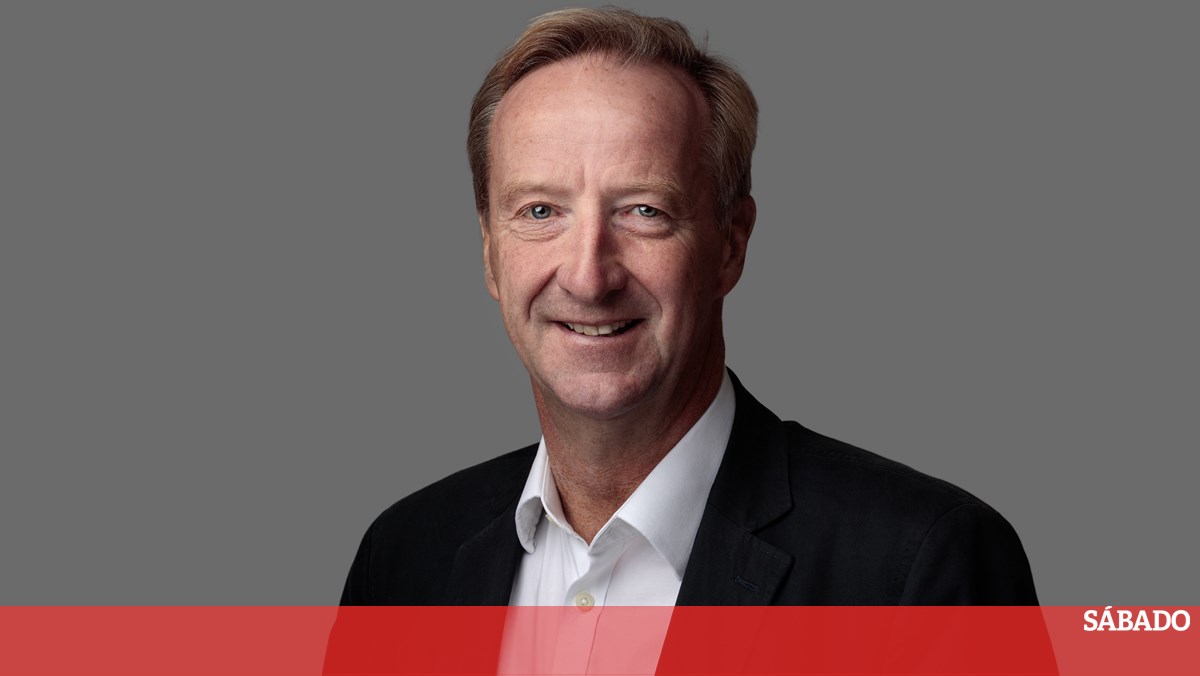 Sir Alex Younger se junta aos convidados do evento para serem atendidos