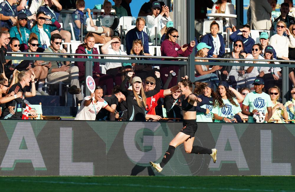 Smoke cannons, rolling submarines and lots of goals: Welcome to the World Sevens