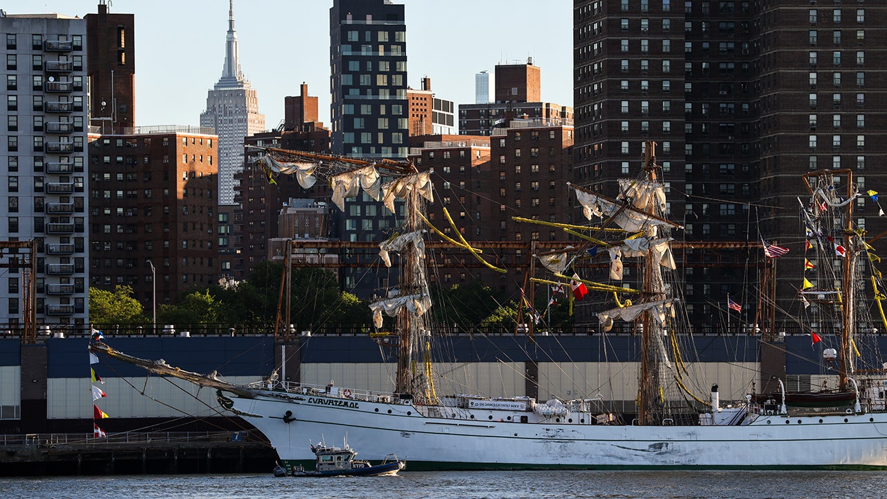 The Mexican Navy Chief said there was no distress call from the Mexican Navy's tall ship crashing into the Brooklyn Bridge.