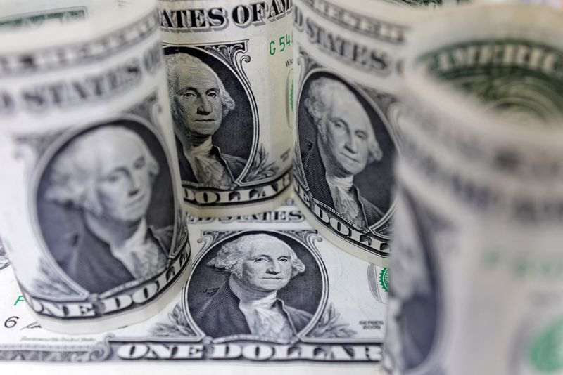 The dollar rises again, earning profits for the fourth time in a row