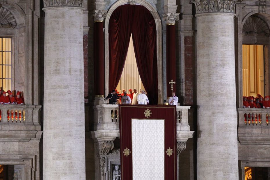The new pope first appeared on the balcony of St. Peter, with symbols - Francis decides to curb the grand record