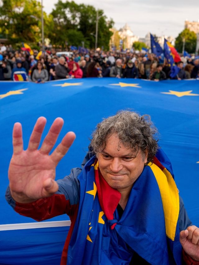 Thousands of people attend a pro-EU rally in the Romanian capital