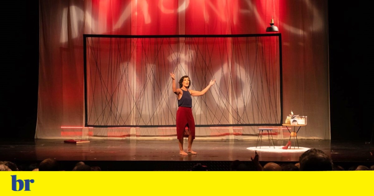 “Todo mundo não tem nenhum problema”, disse Adriana Birolli, que estreou em Portugal.