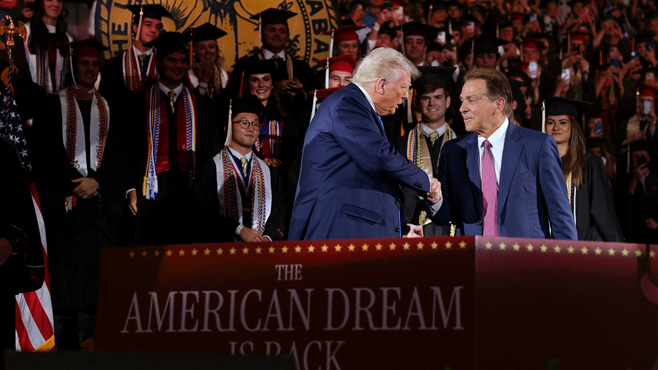 Trump commends Alabama track and field at the beginning
