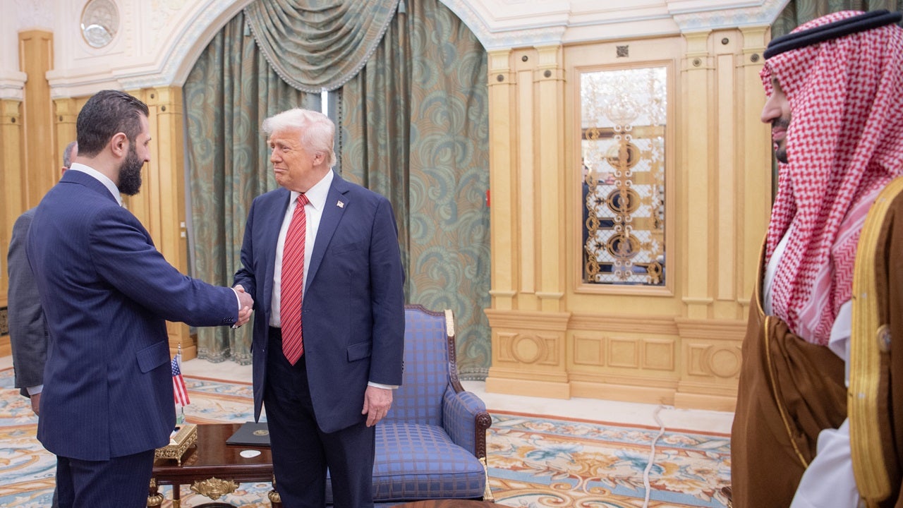 Trump meets with Syrian president and lifts all sanctions amid major policy shifts