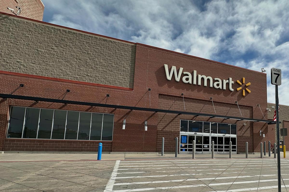 Trump says Walmart should “eat tariffs” and retailers warn of imminent price increases