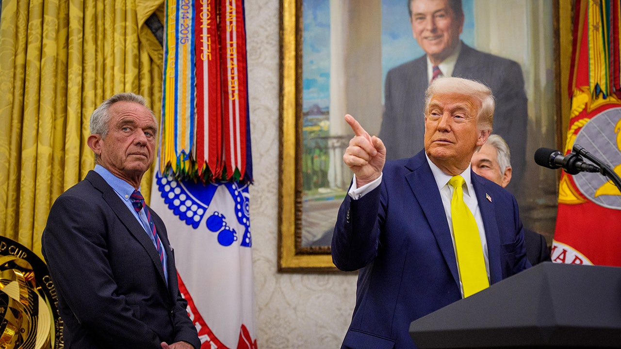Trump signs executive order to lower drug prices in Americans