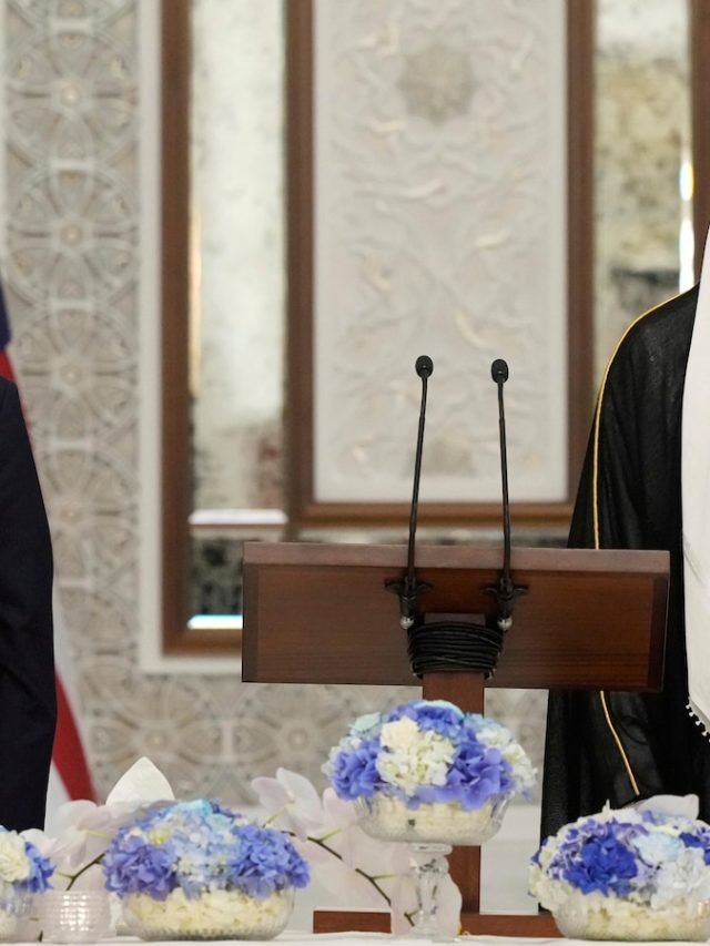 Trump visits US troops in Qatar