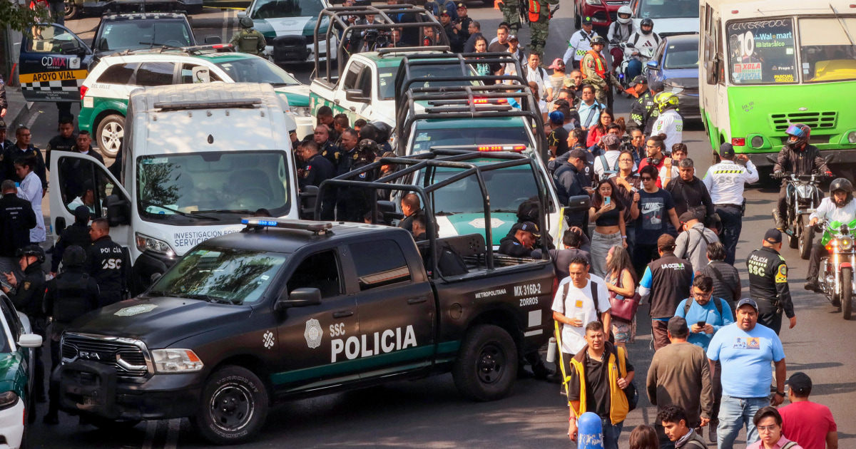 Two top assistants of Mexican city mayor are shot to death by motorcycle killer