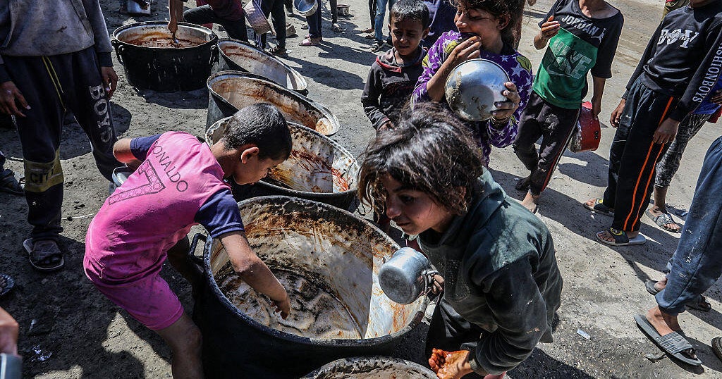 UN food trucks are blocked and unloaded by Hamas when it considers a US-led ceasefire agreement