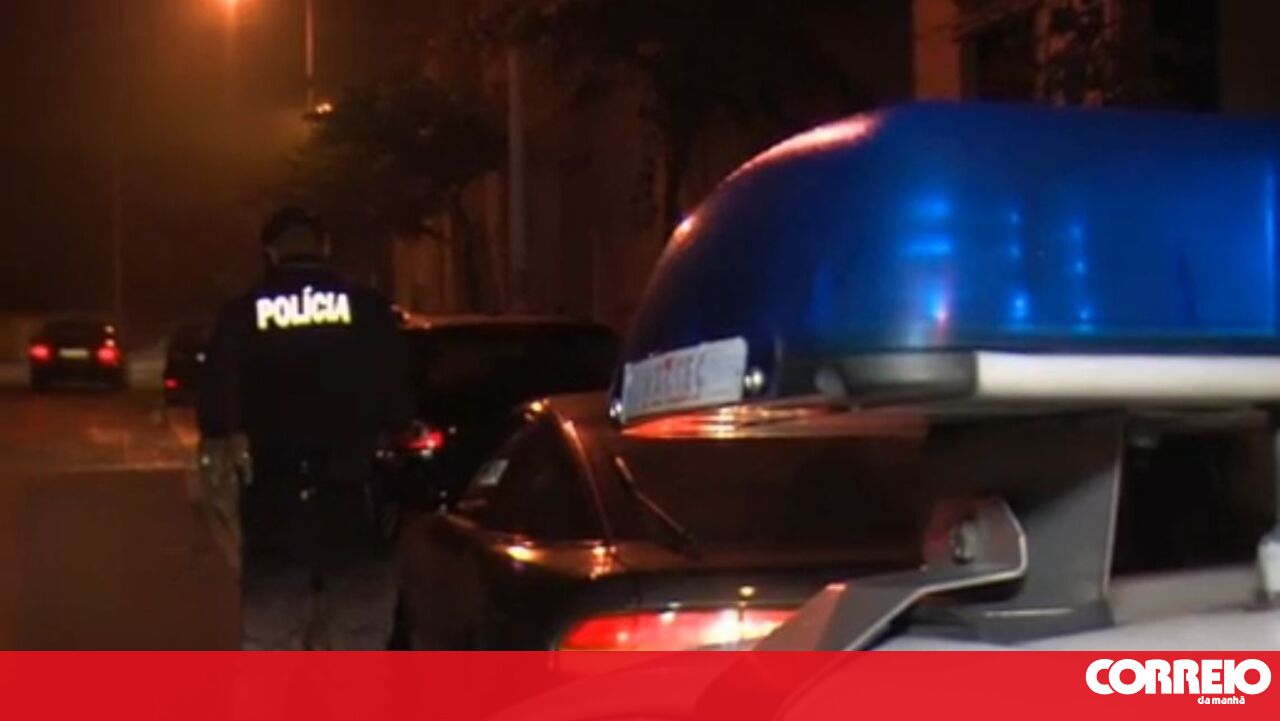 Um homem dirigia quatro pessoas no carro de Estremos e foi preso por taxas de criminalidade de álcool