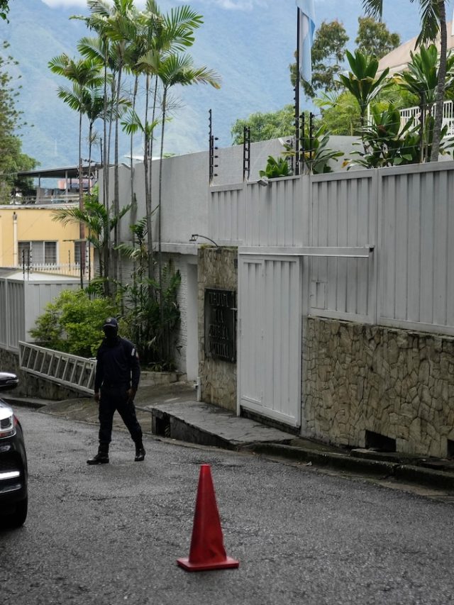 Venezuela denies opposition members leaving the country under international rescue operations