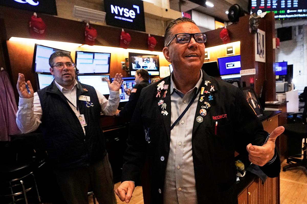 Wall Street shifts within 4% of its record after the fourth straight rise in the S&P 500