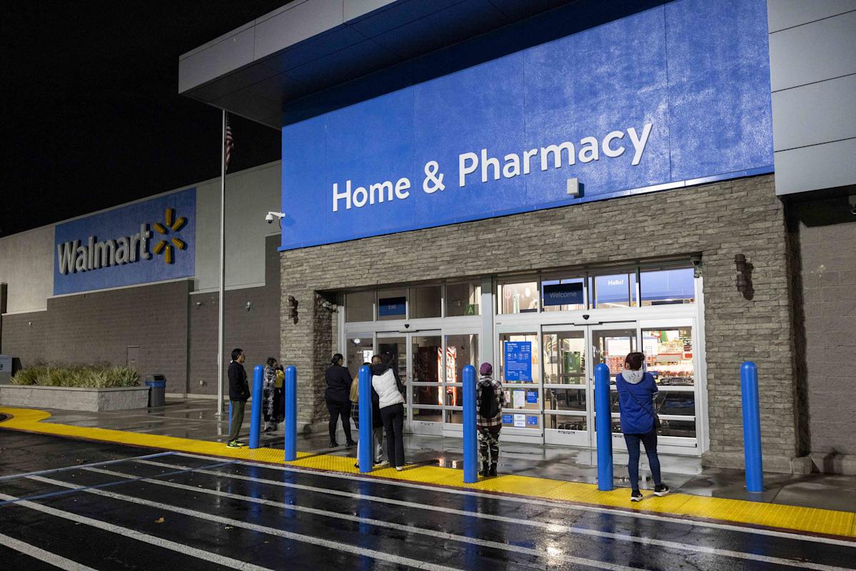 Walmart stock resumes, analysts confirm their confidence in retailers
